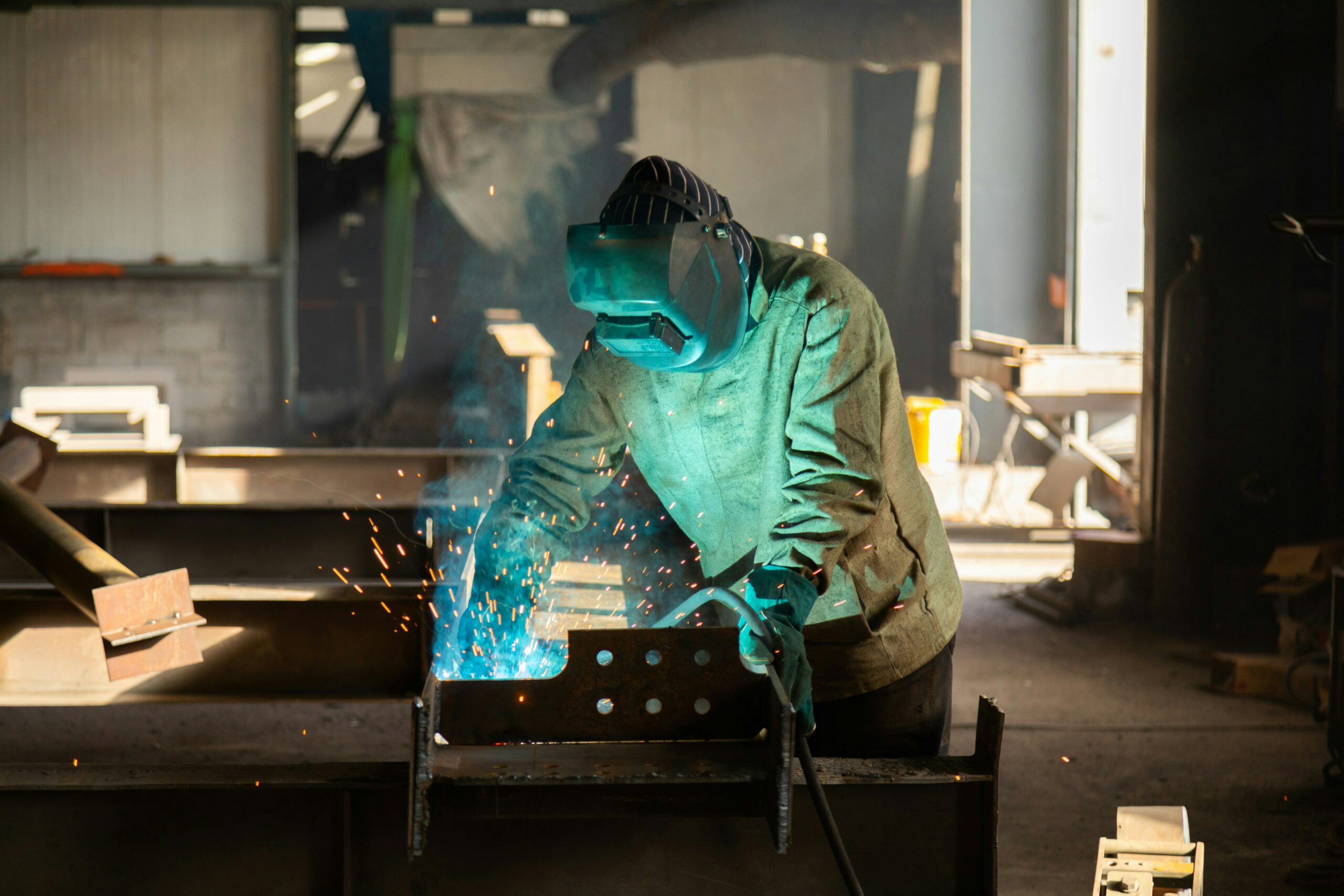 Photo d'un homme travaillant dans un milieu industriel